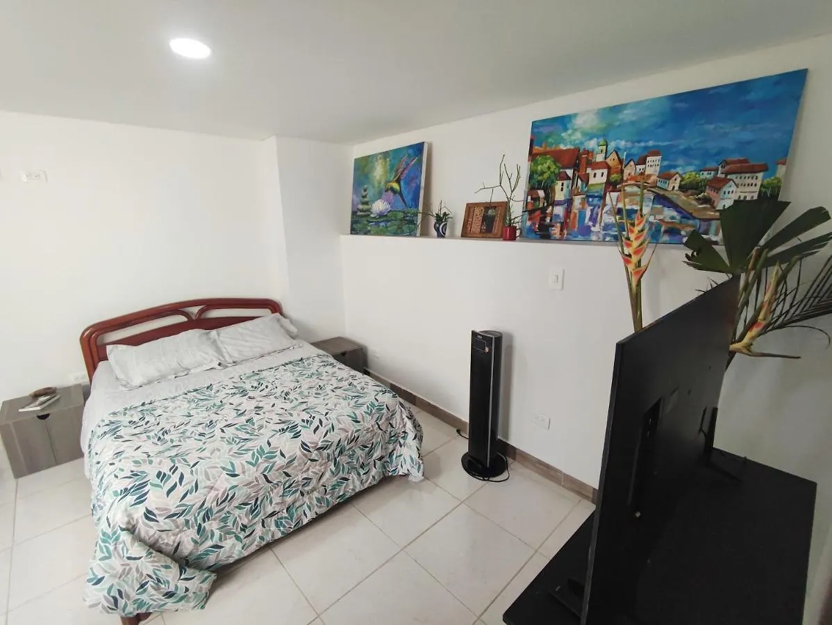 Beautiful And Bright Studio Apartment With Rooftop Cali